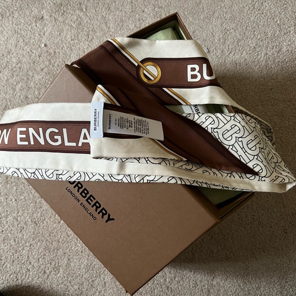 100% BRAND NEW AUTHENTIC Burberry Montage Print Silk Skinny Scarfing - Picture 3 of 3